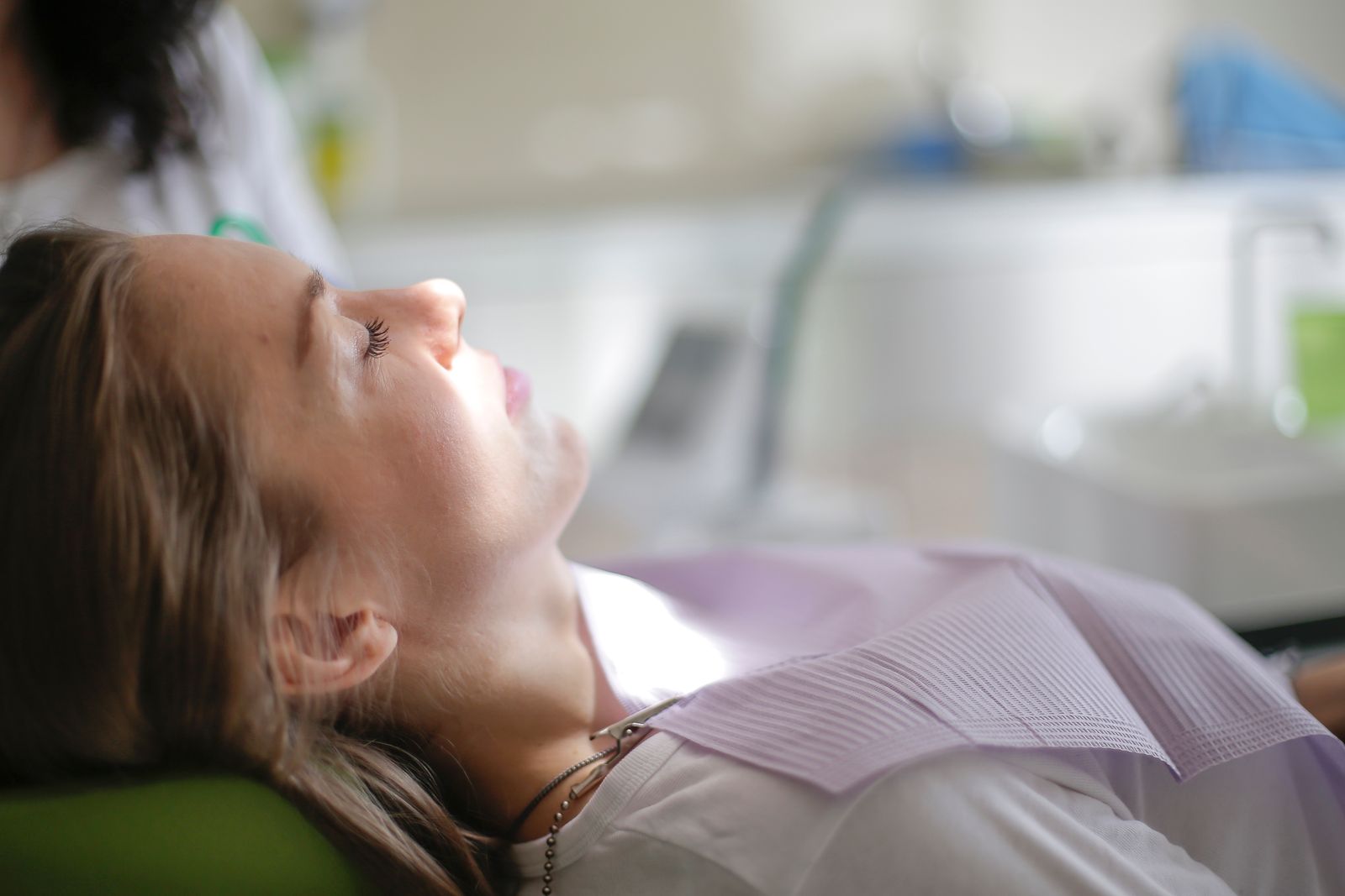 Paciente durante una limpieza dental