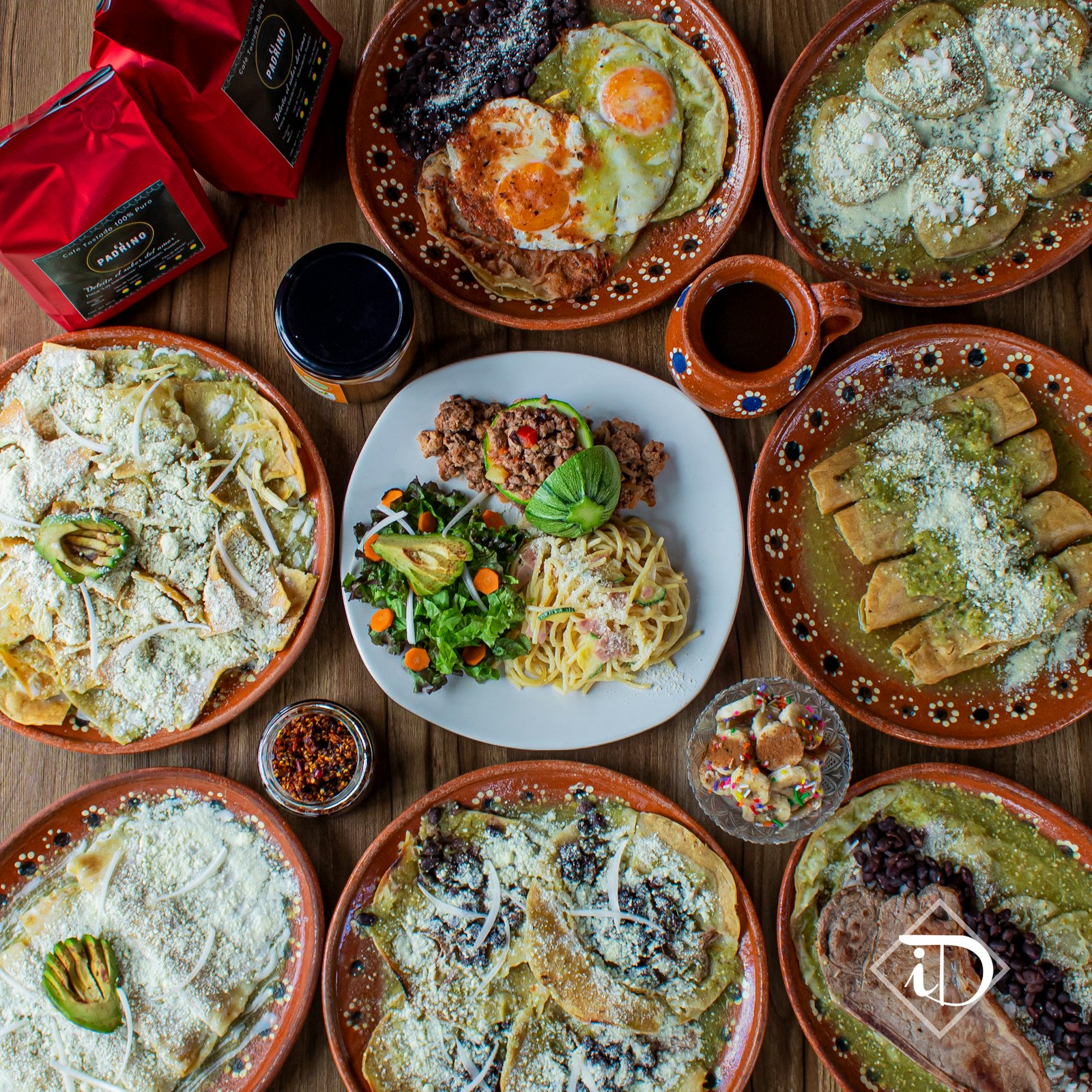 Mesa con platillos de cocina poblana